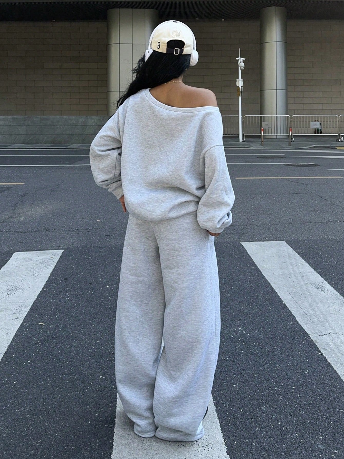 Muchica 2Pcs Women NYC Off-Shoulder Loose Sweatshirt and Flared Long Sweatpants Set, Thick Thermal Lined, Suitable for Autumn/Winter